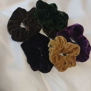 A bach of scrunchies,(all colors)